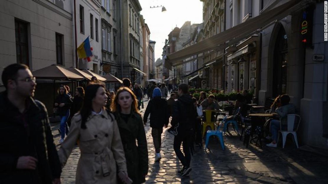 La gente deambula por las calles empedradas el 30 de abril de 2022 en Lviv, Ucrania.