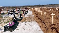 CNNE 1200335 - asi son los desoladores entierros masivos en ucrania