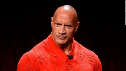 CNNE 1200337 - "the rock" sorprende a fanaticos en las vegas