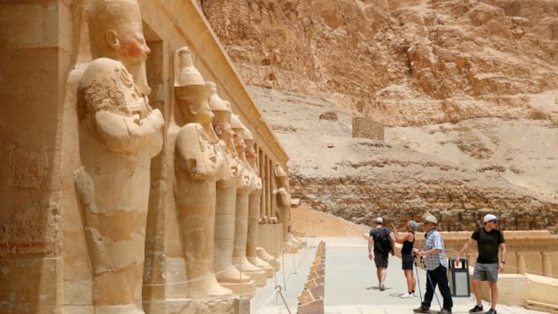 Turistas visitan el Templo de Hatshepsut en Luxor el 26 de abril de 2022. Egipto fue puesto en la categoría de riesgo "desconocido" el 2 de mayo.