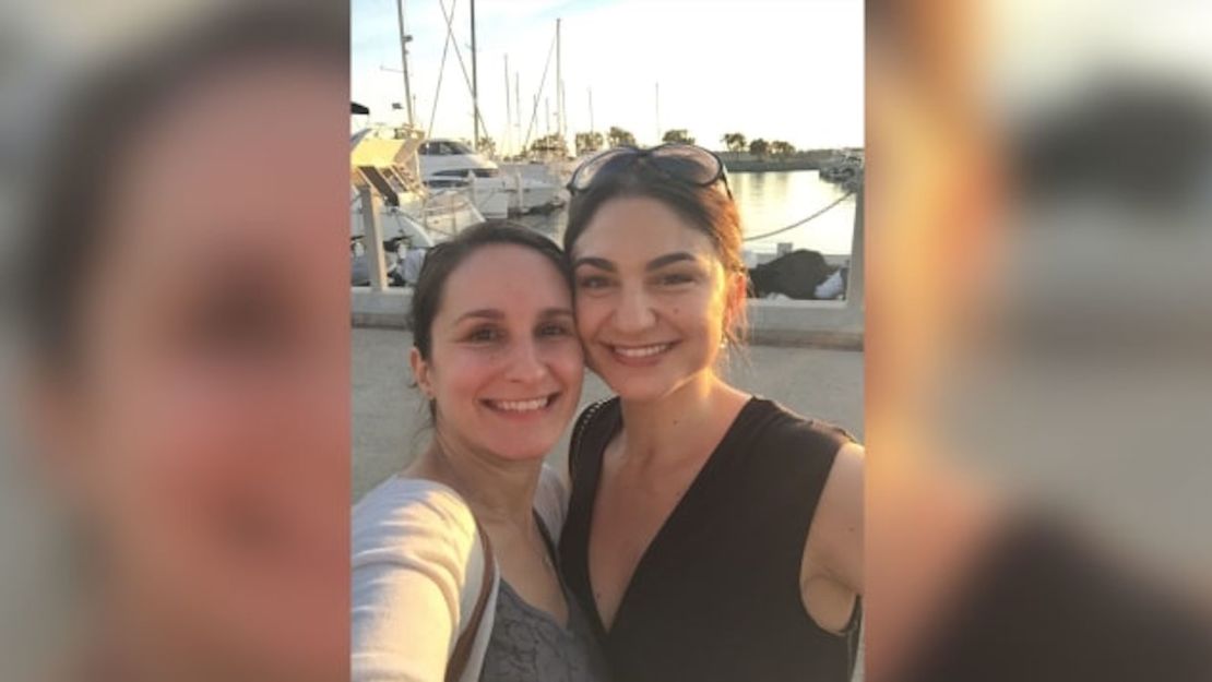 Una foto reciente muestra a las hermanas Vanja Contino y Ayda Zugay. "Ambas son mujeres jóvenes extraordinarias", les dijo Tracy Peck en su reciente reunión de Zoom. "Estoy tan agradecida de haber estado sentada a su lado en ese avión... y muy orgullosa de ambos por lo que te has convertido y por cómo ha resultado tu vida aquí".