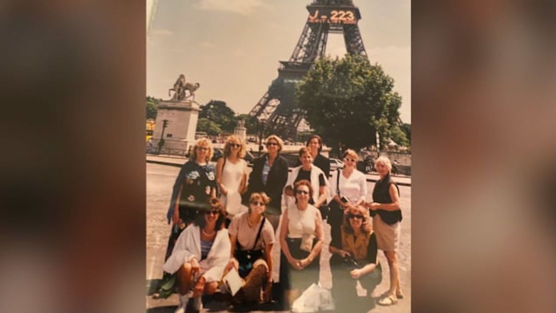 Peck, que aparece en esta foto con los miembros de su gira de tenis cerca de la Torre Eiffel, dice que ahora no está segura de cuál de sus amigos estaba sentado en la fila cerca de ella en el vuelo de regreso a Minneapolis. Zugay recordó a otra persona llamada Tracy.