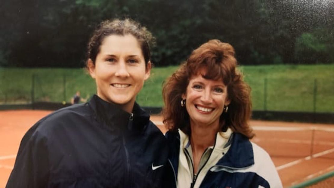 En el viaje de 1999 para ver el Abierto de Francia, Tracy Peck (derecha) y sus compañeras de equipo conocieron a la estrella del tenis Monica Seles.