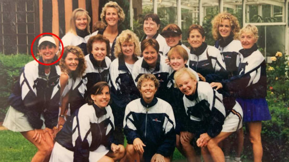 Esta foto de 1999 muestra a Tracy Peck (encerrada en un círculo rojo) en un viaje grupal con otras mujeres de Minnesota para jugar tenis y ver el Abierto de Francia.