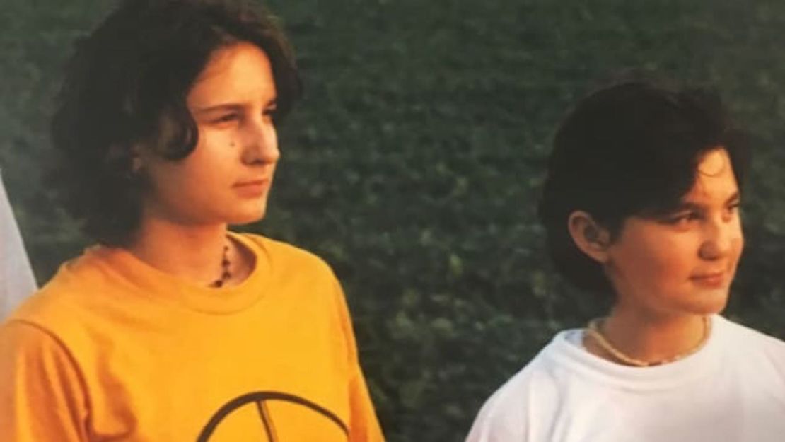 Esta foto de la infancia de Ayda Zugay y su hermana, Vanja, fue tomada después de que llegaron a Estados Unidos. Tracy Peck dice que recuerda haberlas visto en un vuelo de Amsterdam a Minneapolis.