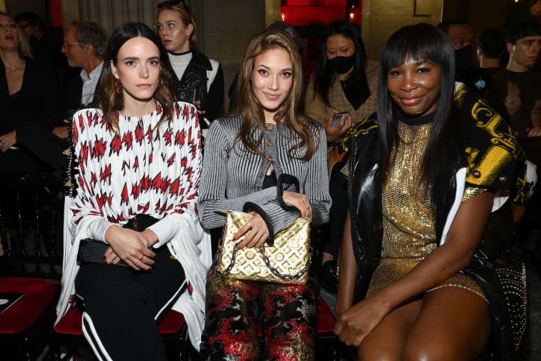 Eileen Gu (centro) fotografiada en un desfile de moda femenina de Louis Vuitton en París, en octubre de 2021. Credit: Pascal Le Segretain/Getty Images