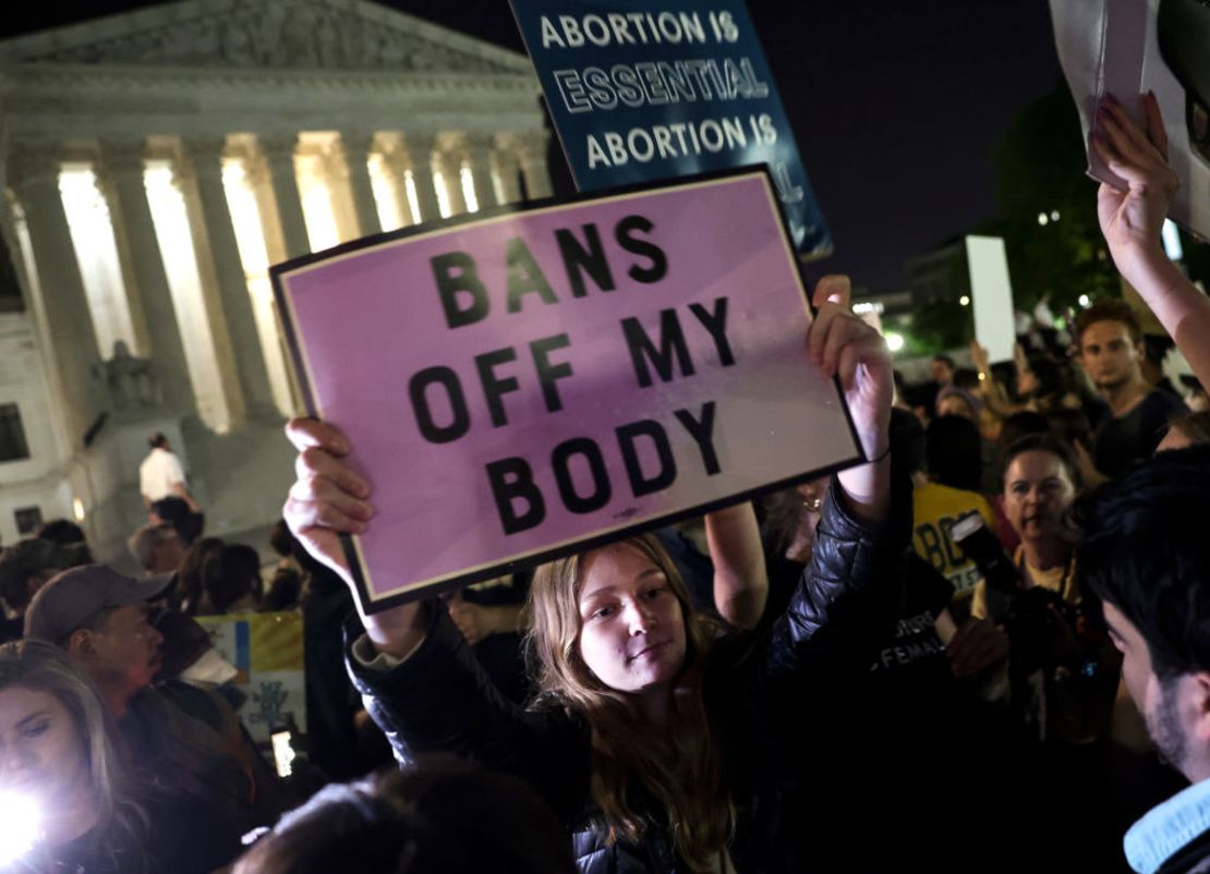 Personas protestan en la Corte Suprema de EE.UU. el 2 de mayo de 2022, para exigir que no se anule el fallo de Roe vs. Wade sobre el aborto.