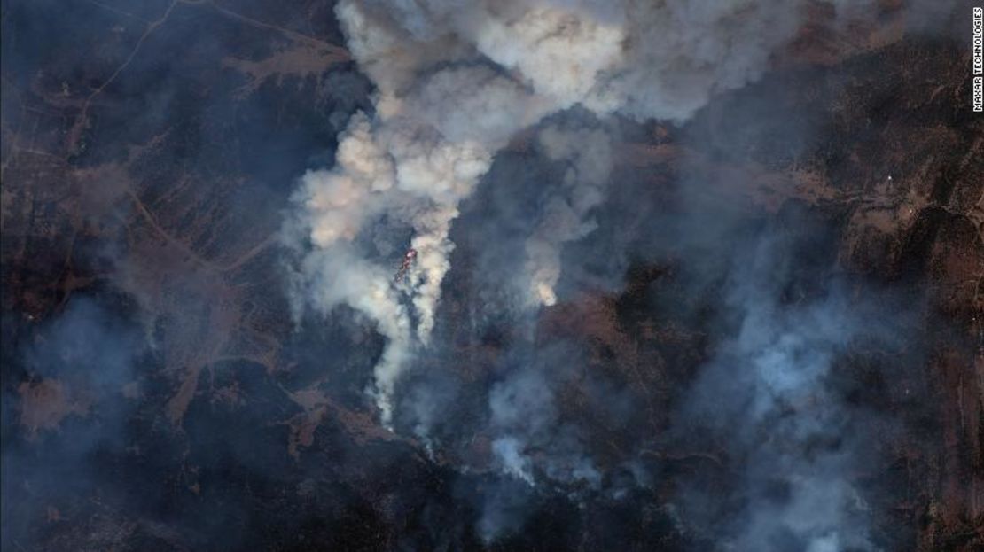 Una imagen satelital muestra el incendio de Hermit Peak al este de Santa Fe, Nuevo México, el domingo 1 de mayo.