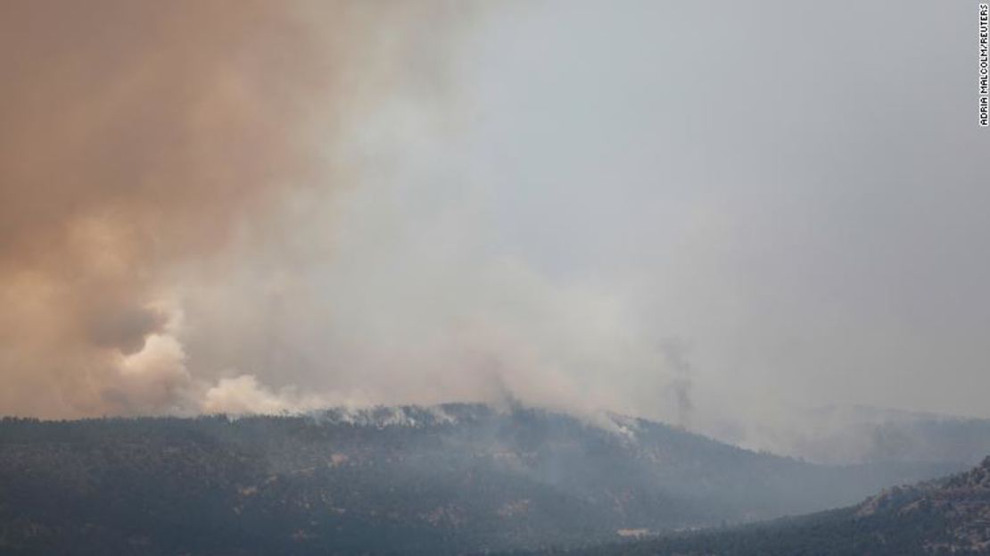 Humo de los incendios forestales en Hermits Peak y Calf Canyon.