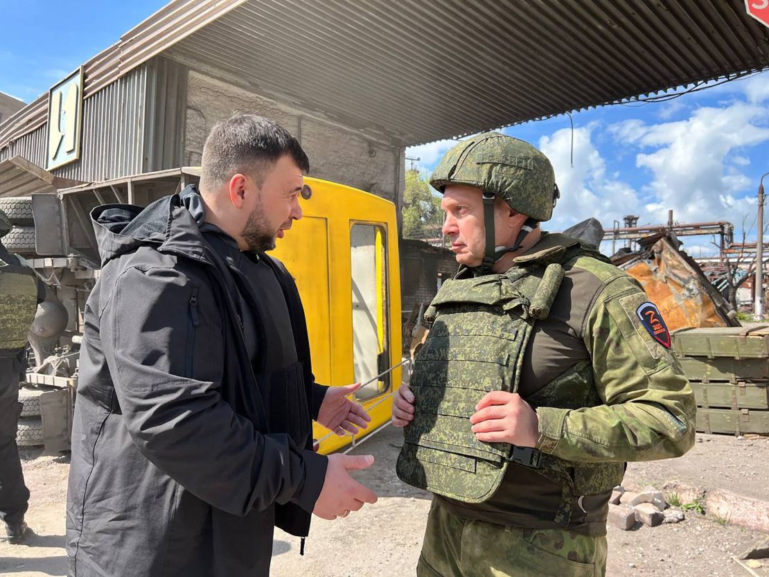 Denis Pushilin, líder de la región separatista de Donetsk, apoyada por Rusia, visita Mariúpol.