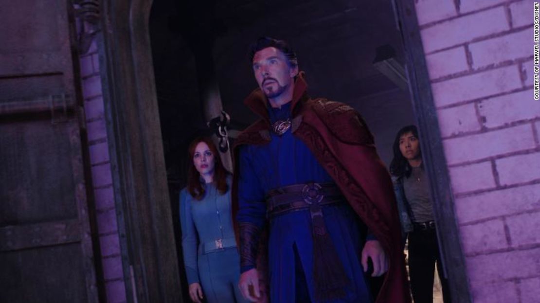 Rachel McAdams, Benedict Cumberbatch y Xochitl Gomez en 'Doctor Strange in the Multiverse of Madness' de Marvel.