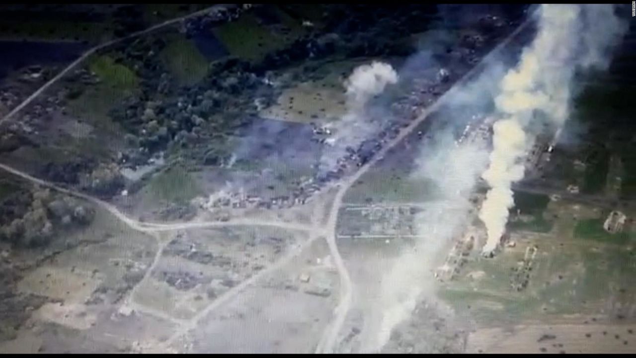 CNNE 1201357 - video de dron- ucranianos fulminan vehiculos militares rusos en jarkiv