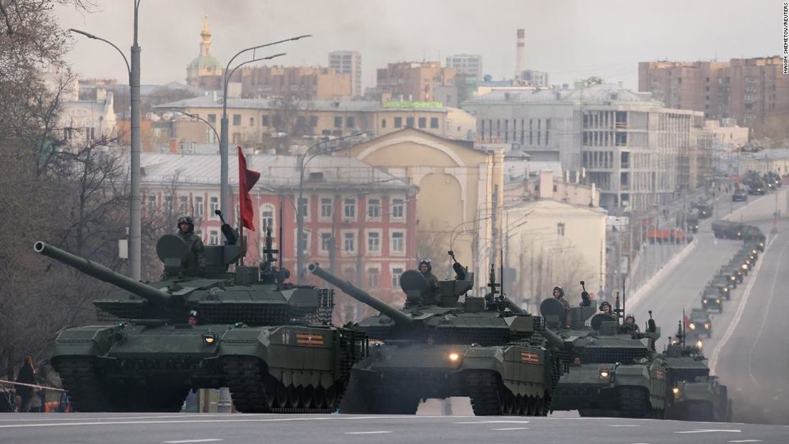 Miembros del servicio ruso conducen tanques a lo largo de la calle antes de un ensayo para el desfile militar del día de la Victoria en Moscú, Rusia, el 28 de abril de 2022.