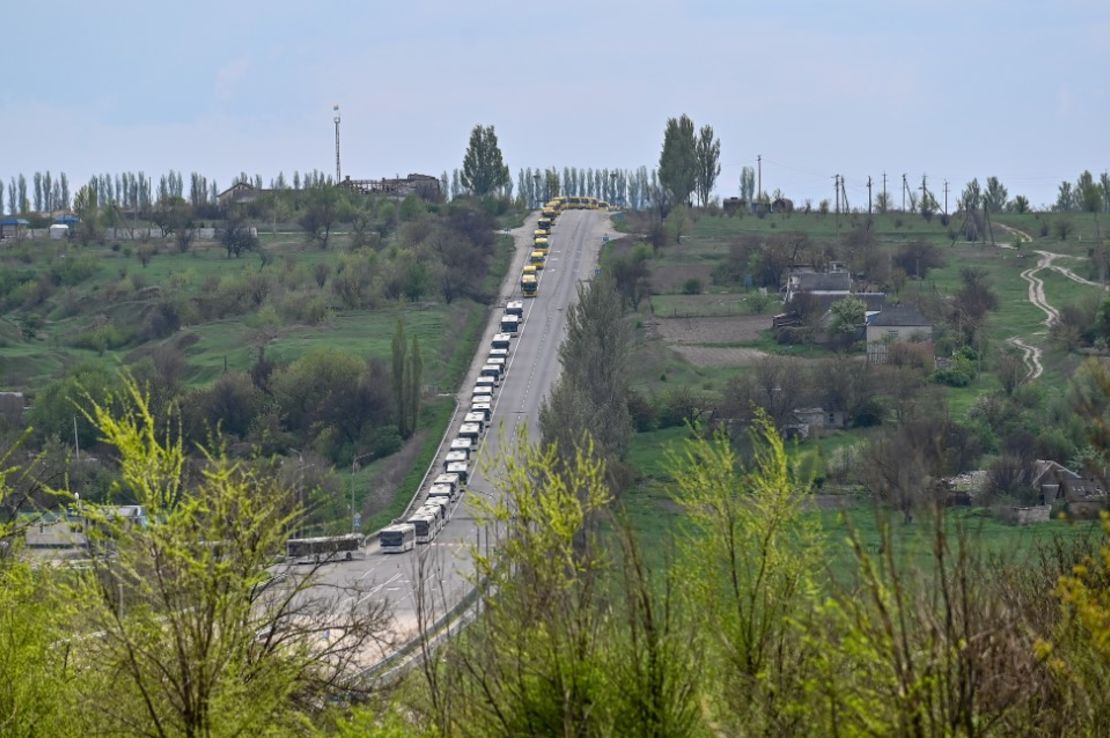 Un convoy que transporta a personas desde Mariupol llega a Kamianske, Zaporizhzhia, Ucrania, el 3 de mayo.