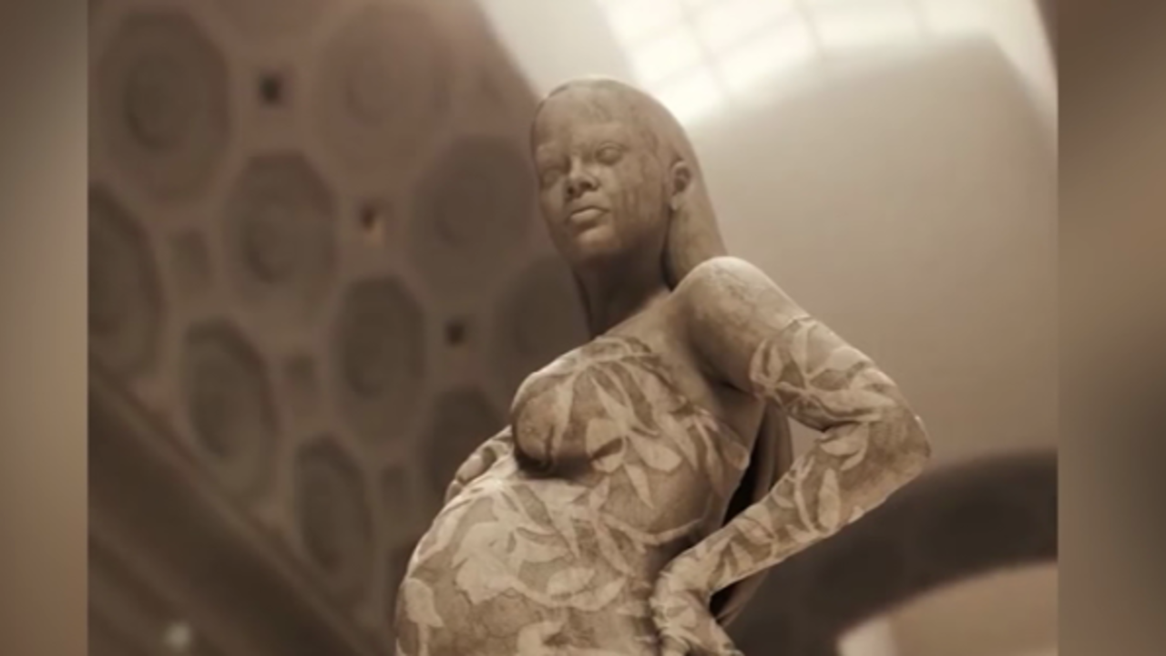 CNNE 1201940 - el met y vogue le rinden homenaje con estatua de marmol a rihanna