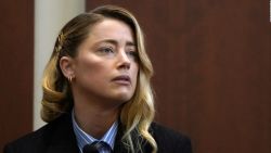 Amber Heard testifica en el Tribunal de Circuito del Condado de Fairfax durante un caso de difamación en su contra por parte de su exesposo Johnny Depp el 4 de mayo de 2022.