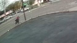 CNNE 1202056 - video al parecer muestra a hombre que intenta secuestrar a una adolescente