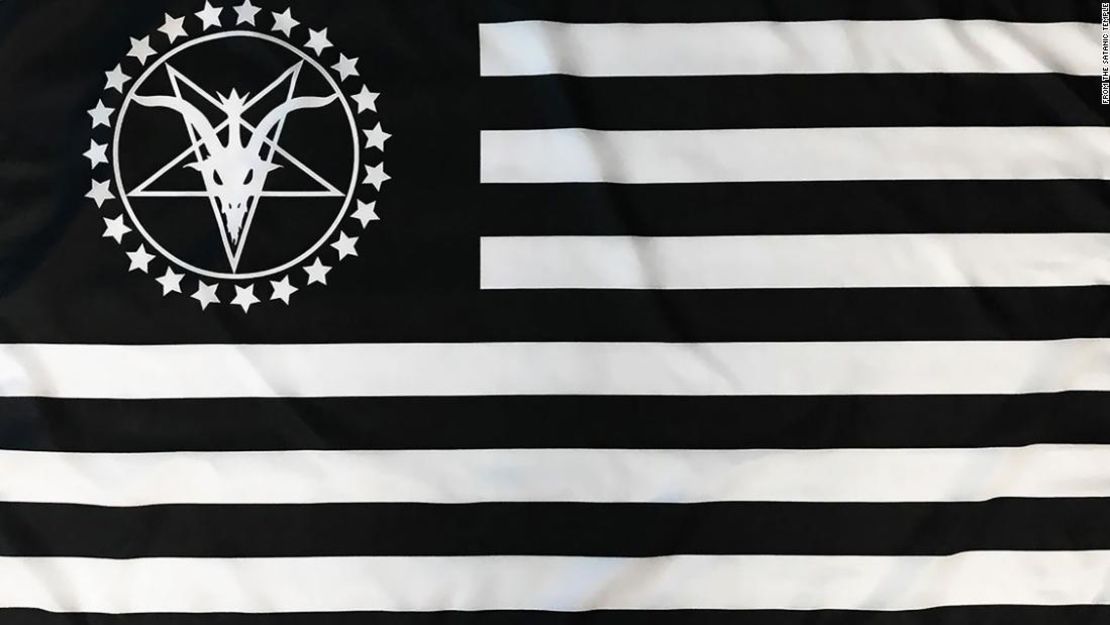 En la foto, una de varias banderas que The Satanic Temple vende en su sitio web. El Templo Satánico solicita a Boston izar una de sus banderas luego de un fallo de la Corte Suprema esta semana. Su solicitud no especificaba cuál usaría.