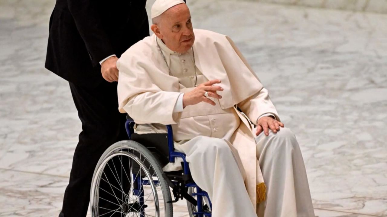 CNNE 1202486 - el papa francisco se presento a una audiencia en silla de ruedas