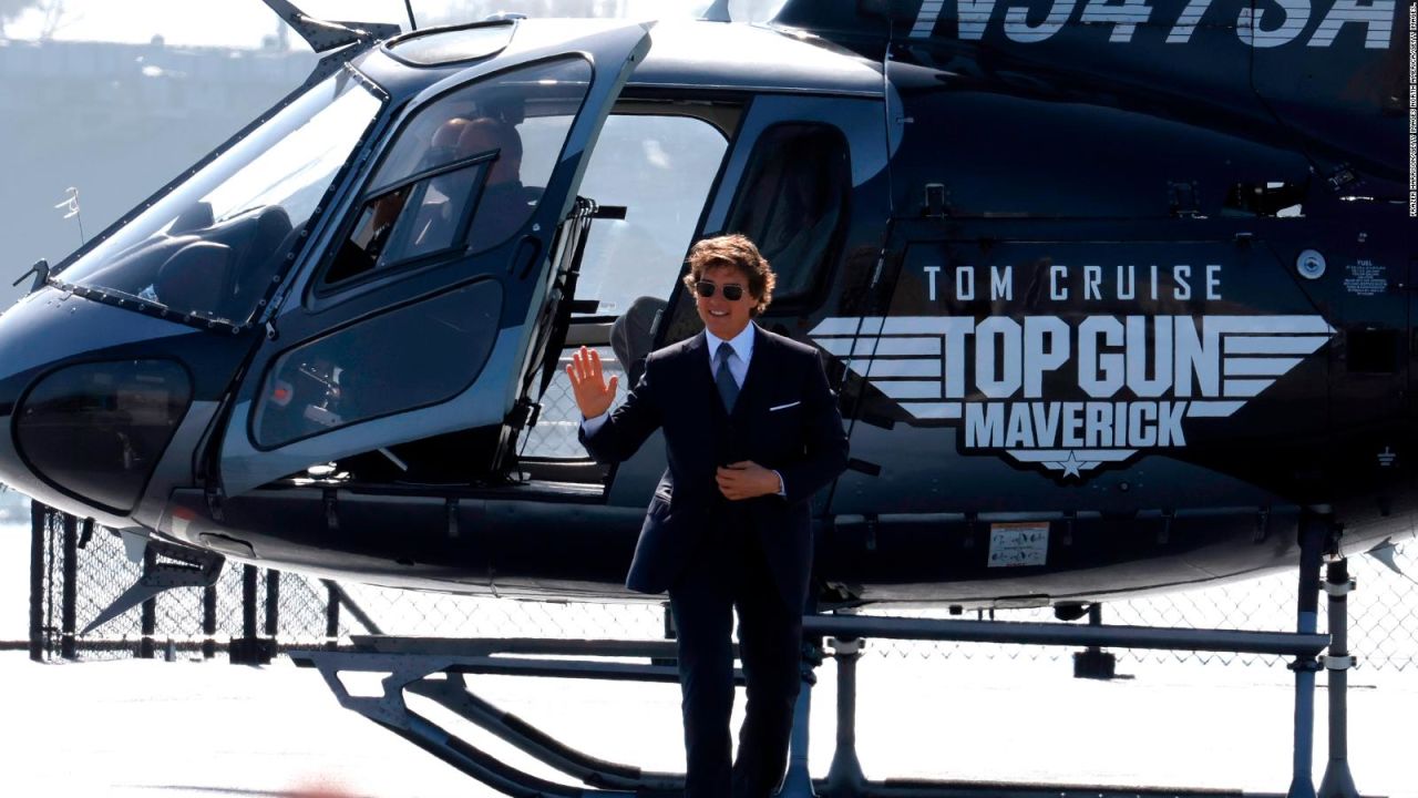 CNNE 1202667 - tom cruise llega en su helicoptero al estreno de "top gun- maverick"