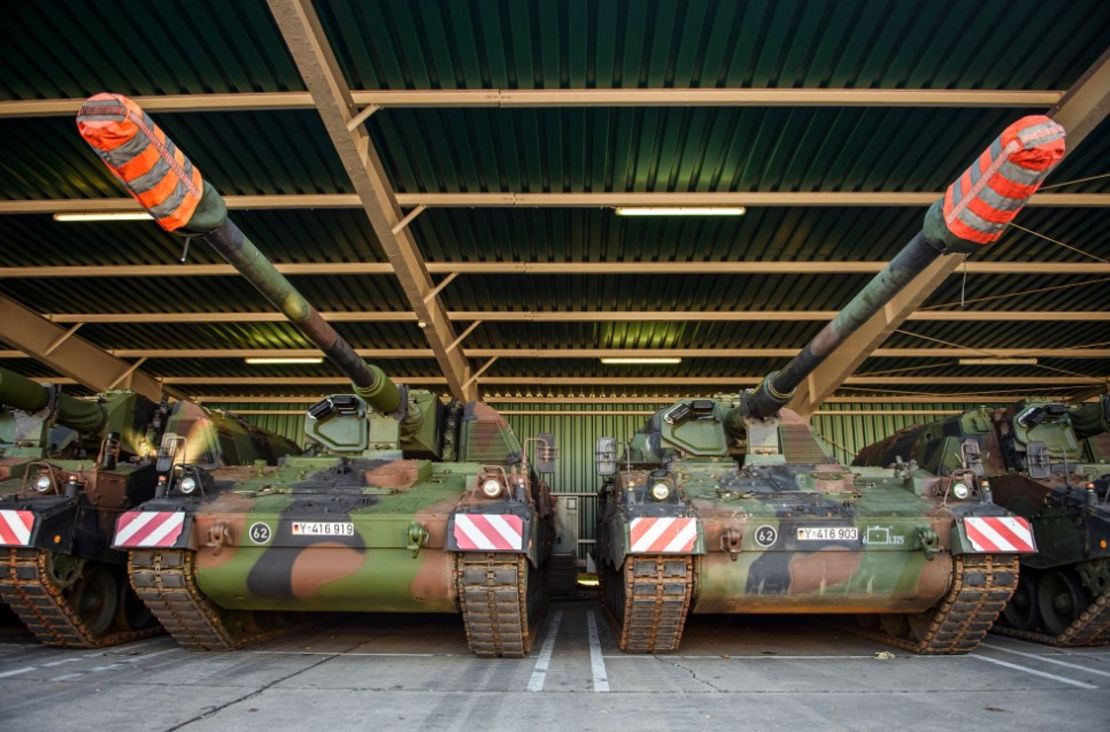 Obuses montados, Panzerhaubitze 2000, de la Bundeswehr alemana en el cuartel Hindenburg en Munster, Alemania, el 14 de febrero.