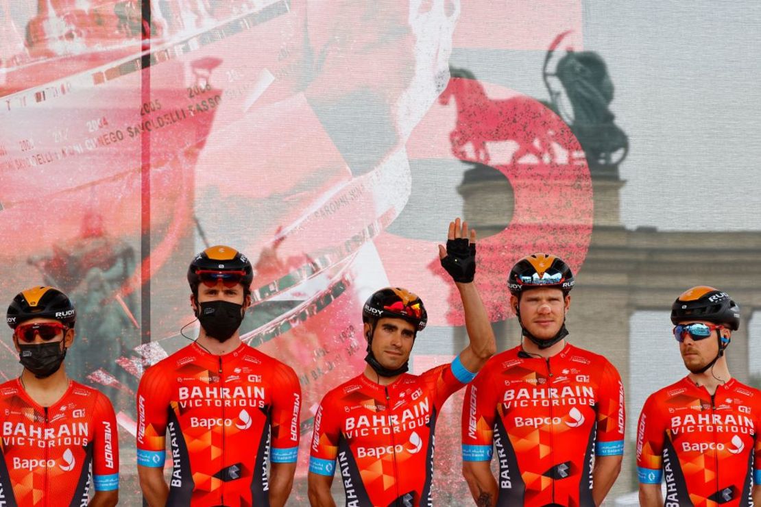 El corredor español del equipo Bahrain, Mikel Landa (C), saluda antes de la salida de la primera etapa de la carrera ciclista Giro de Italia 2022, 195 kilómetros entre Budapest y Visegrad, Hungría, el 6 de mayo de 2022.