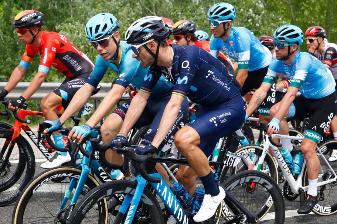 Team Astana's Spanish rider David De la Cruz (2ndL) and Team Movistar's Spanish rider Alejandro Valverde talk as they ride during the first stage of the Giro d'Italia 2022 cycling race, 195 kilometers between Budapest and Visegrad, Hungary, on May 6, 2022. (Photo by Luca Bettini / AFP)