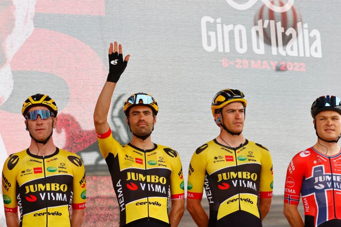 El ciclista holandés del equipo Jumbo, Tom Dumoulin (2ºL), saluda antes de la salida de la primera etapa de la carrera ciclista Giro de Italia 2022, 195 kilómetros entre Budapest y Visegrad, Hungría, el 6 de mayo de 2022.