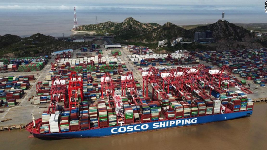 Un buque portacontenedores de Cosco Shipping es visto en el puerto de aguas profundas de Yangshan en medio del brote de la enfermedad del nuevo coronavirus (covid-19) en Shanghái, China, el 24 de abril de 2022.