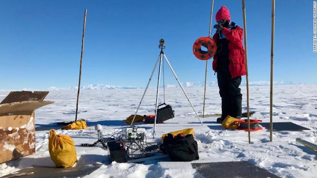 La investigadora Chloe Gustafson, del Instituto de Oceanografía Scripps de UC San Diego, se prepara para instalar una estación magnetotelúrica para mapear debajo del hielo durante el trabajo de campo, en 2018, en la Antártida.