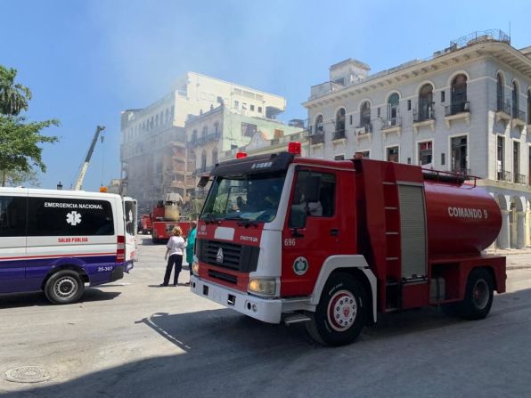 Una explosión sacudió La Habana, Cuba el viernes, destruyendo el Hotel Saratoga. Autobuses y automóviles también fueron destruidos fuera del hotel. Mira las imágenes más impactantes