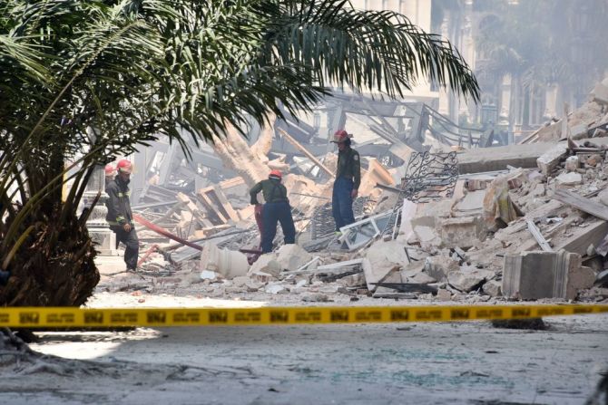 Rescatistas trabajan después de una explosión en el hotel Saratoga de La Habana, el 6 de mayo de 2022. - Una poderosa explosión destruyó el viernes parte de un hotel en reparación en el centro de La Habana, presenció AFP.