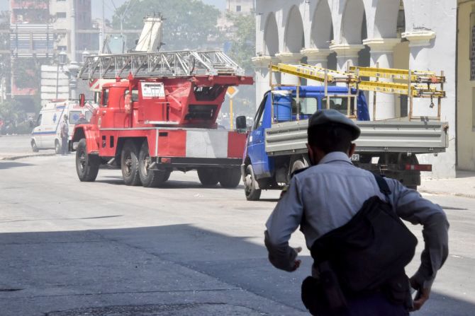 Así trabajan los rescatistas en la zona de la explosión.