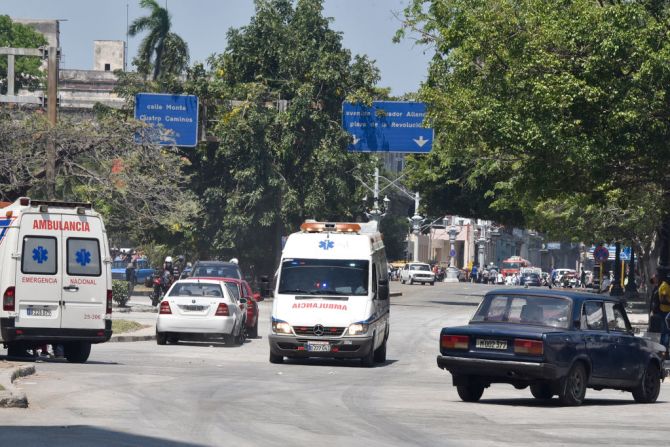 Ambulancias afuera del Hotel Saratoga luego de una explosión en La Habana, el 6 de mayo de 2022.