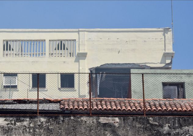 Vista de una pared dañada después de una explosión en el Hotel Saratoga en La Habana, el 6 de mayo de 2022.