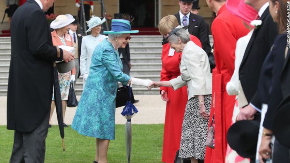 La reina Isabel II en una fiesta, en el jardín, en 2018