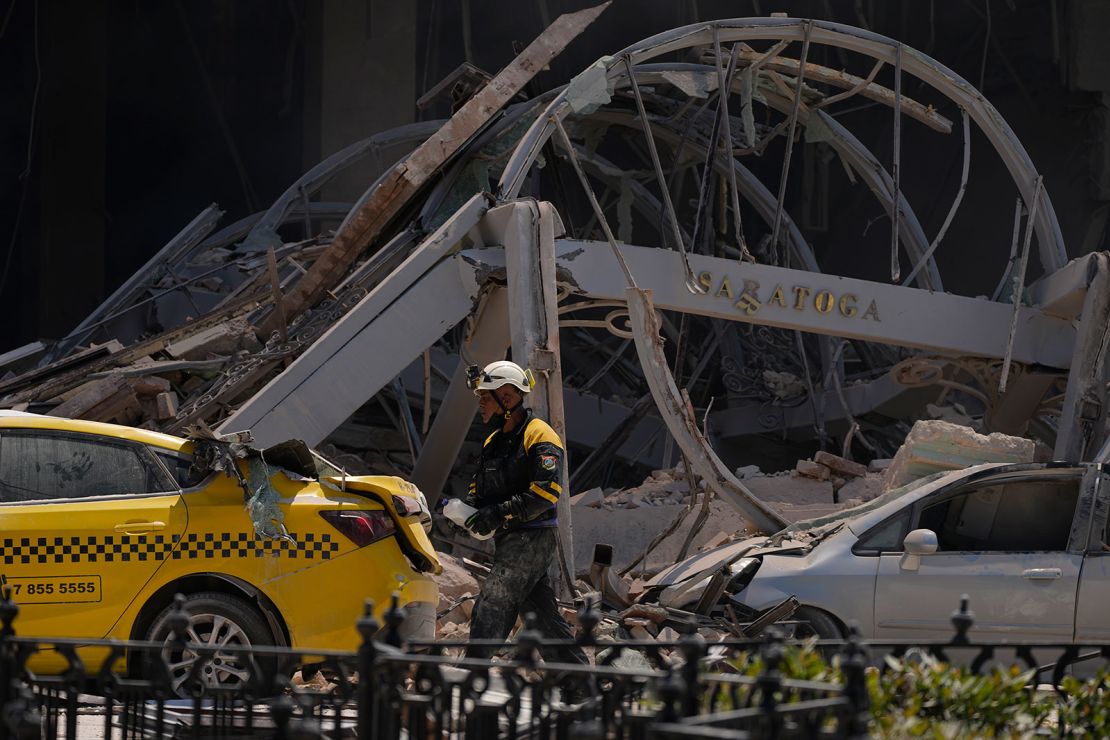 Un letrero del Hotel Saratoga cuelga entre los escombros después de que una explosión en La Habana lo dañara gravemente el 6 de mayo.