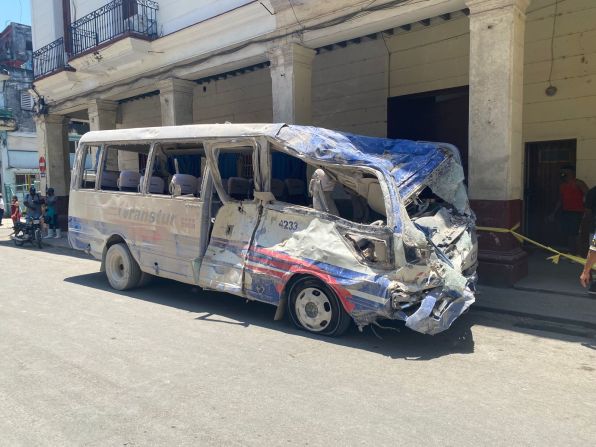 La presunta explosión de gas impactó a un autobús cerca del hotel.