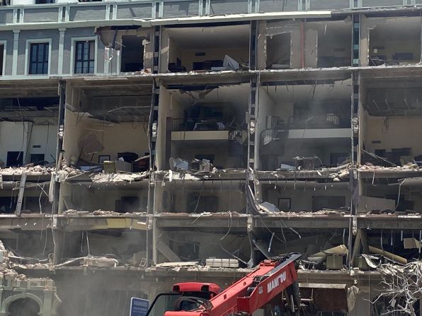 Una vista de cerca al interior de las habitaciones del Hotel Saratoga tras la explosión.