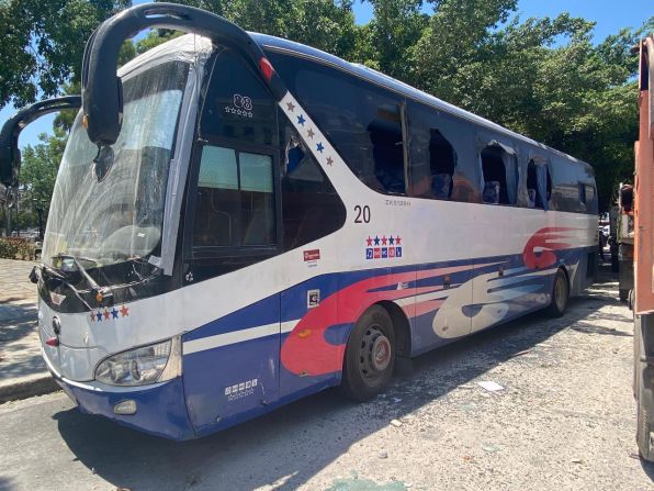 Ubicado frente al hotel, las ventanas de un camión también reventaron.