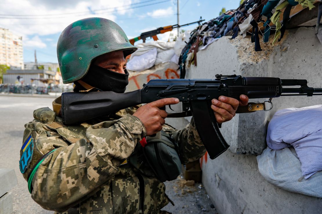 Un militar ucraniano hace guardia en un lugar no revelado en Járkiv, Ucrania, el 2 de mayo.