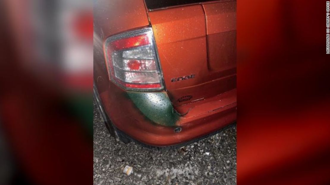 Parecía haber un intento de pintar con aerosol el vehículo Ford naranja que encontraron las autoridades, dijo el sheriff.