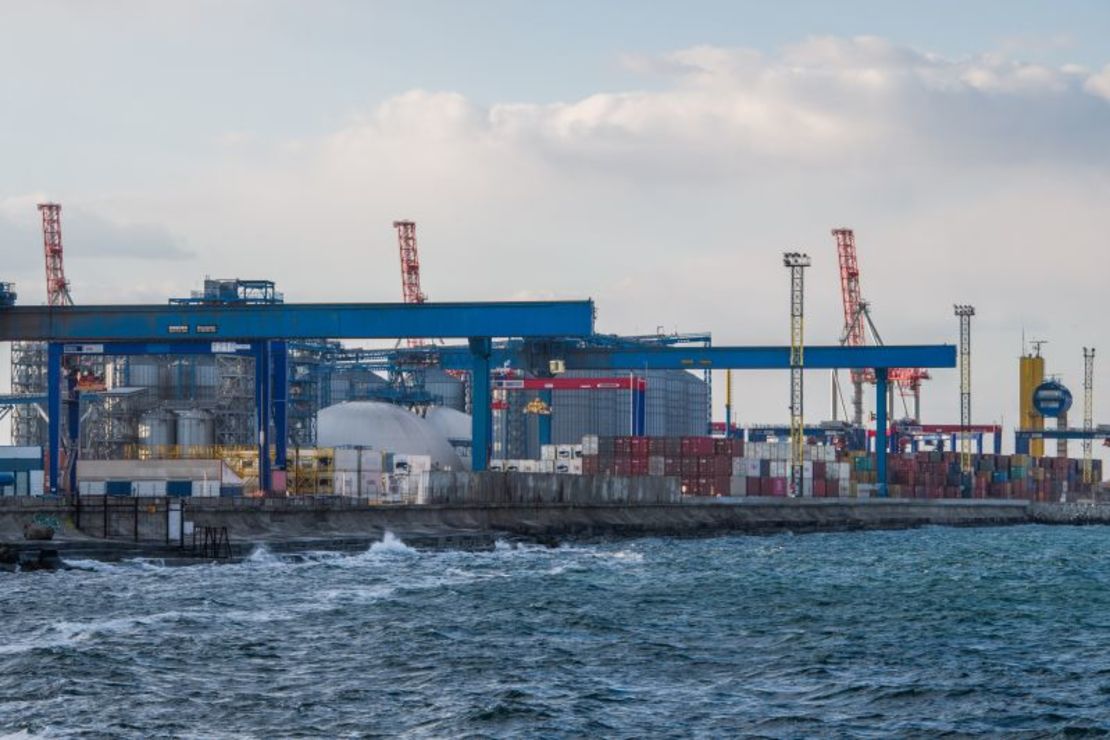 Silos y contenedores en el puerto de Odesa el 17 de marzo.