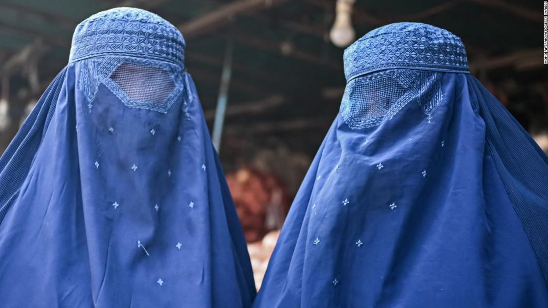 Mujeres afganas vestidas con burka en un mercado en Kabul el 20 de diciembre de 2021.