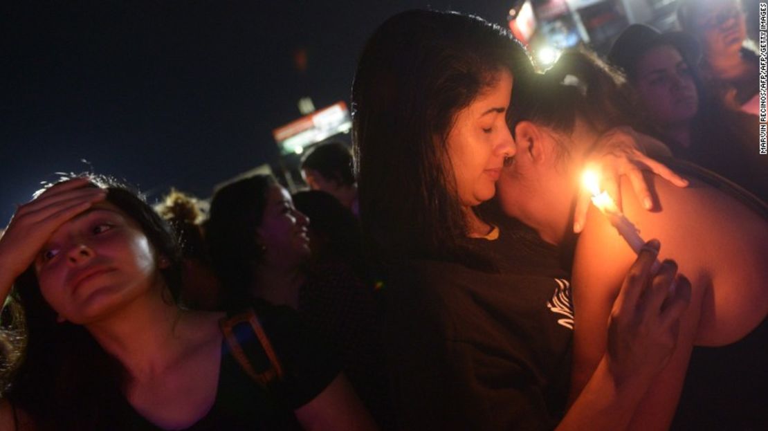 Activistas en El Salvador se manifiestan contra la violencia de género y a favor del derecho al aborto en San Salvador en 2016.