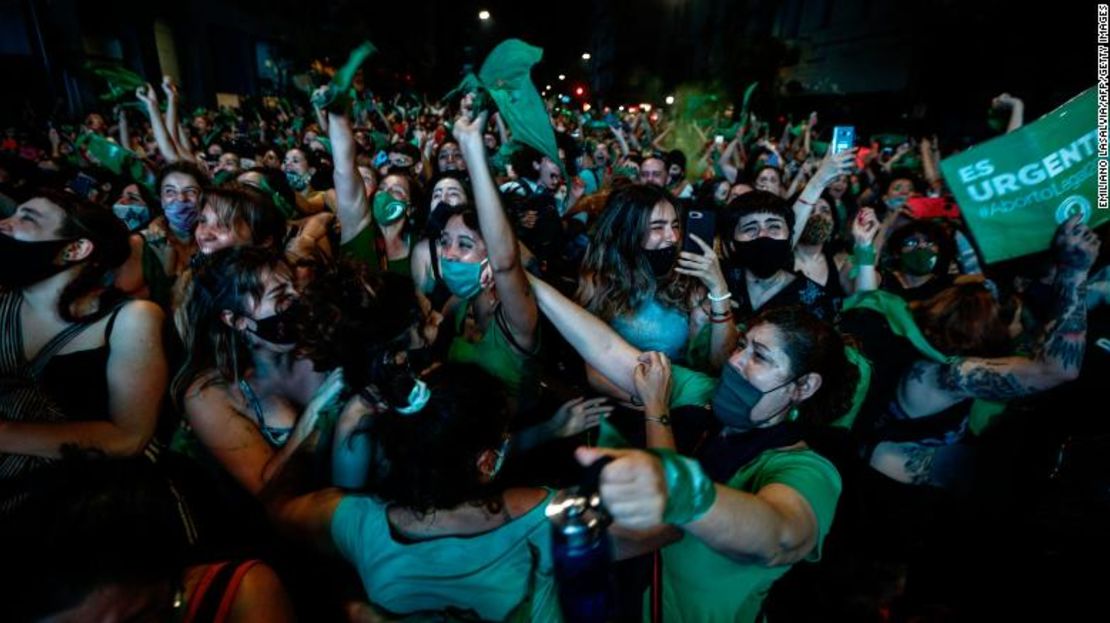 Activistas por el derecho al aborto celebran en Buenos Aires después de que el Senado de Argentina aprobara un proyecto de ley para legalizar el aborto hasta las 14 semanas en diciembre de 2020.