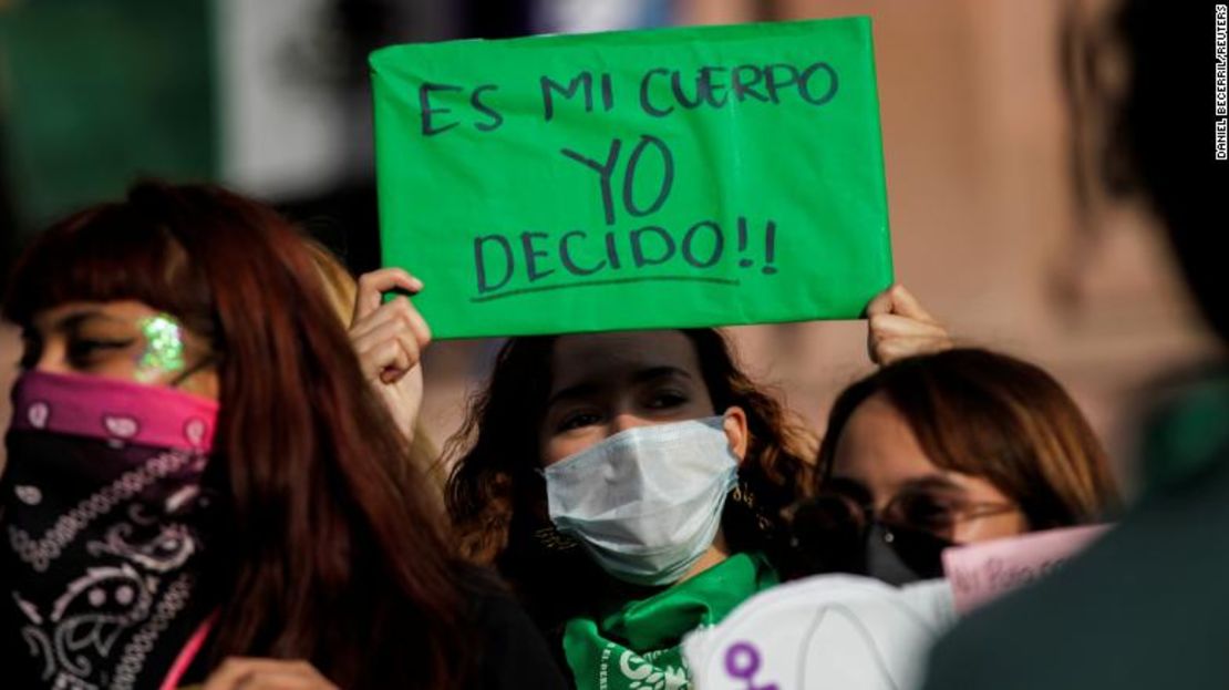 Una mujer sostiene una pancarta que dice "Es mi cuerpo, yo decido" en Saltillo, México, luego de que la Corte Suprema del país dictaminara que penalizar el aborto es inconstitucional en septiembre.