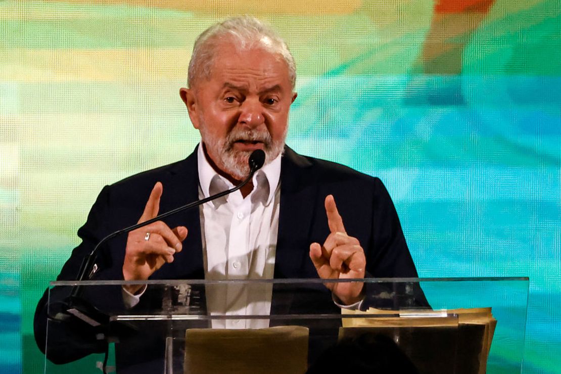 El expresidente de Brasil Luiz Inácio Lula da Silva habla durante un evento para anunciar su precandidatura para las elecciones presidenciales en el Expo Center Norte el 7 de mayo de 2022 en Sao Paulo, Brasil.