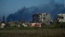 CNNE 1203701 - mujeres y ninos son evacuados de planta de acero en mariupol