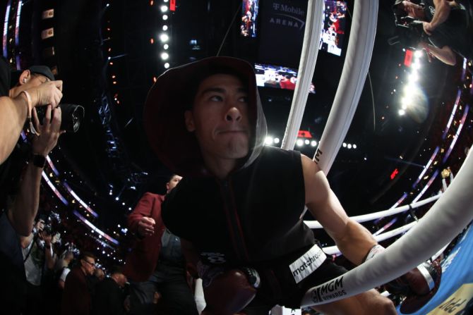 Debido a la guerra de Rusia en Ucrania, se determinó que a Bivol, boxeador nacido en Kirguistán y de nacionalidad rusa, no se le permitiría subir al ring con su bandera, no se tocaría el himno ruso y tampoco se nombraría a su país.